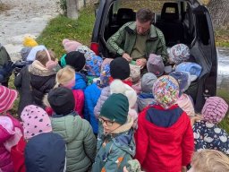 Školský rok 2025-2026 &raquo; Spoločné &raquo; Vešanie búdok s p. Ondráškom